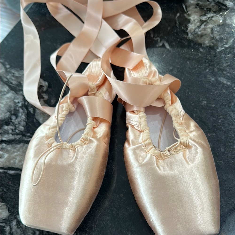 Satin Ballet Pointe shoes new 41w